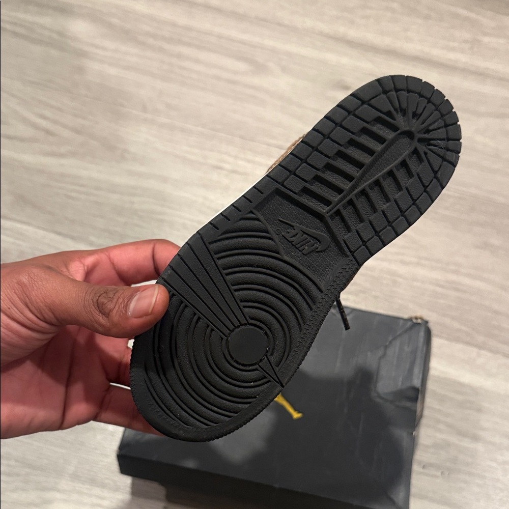 Nike Kids Shoes Black and Gold - Picture 2 of 6